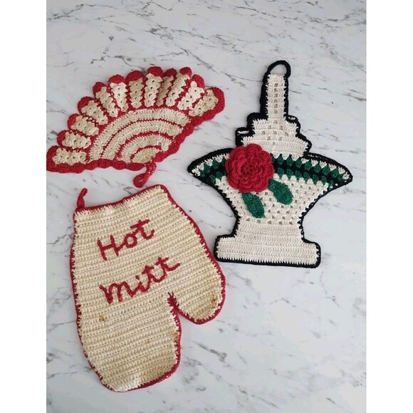 Vintage Lot Of 3 Hanging Crocheted Pot Holders Basket Oven Mitt Red - Picture 1 of 5